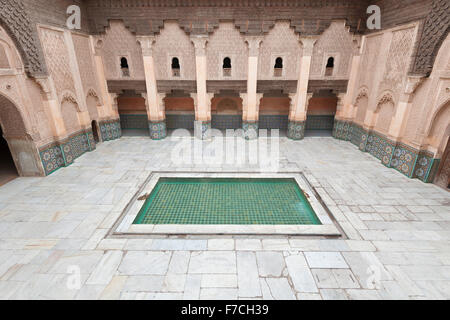 Vista da una cella dello studente sul cortile al Ben Youssef Medersa di Marrakech, Marocco Foto Stock