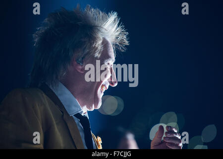 Dusseldorf, Germania. 29 Nov, 2015. Duesseldorf, Germania. 28 Nov, 2015. Cantante britannico Rod Stewart suona presso la Esprit Arena di Düsseldorf, Germania, 28 novembre 2015. Credito: dpa picture alliance/Alamy Live News Foto Stock