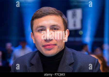 Duesseldorf, Germania. 28 Nov, 2015. Gennady Golovkin, il kazako boxer e la corrente WBA, IBF, WBC e IBO middleweight champion, pone al pugilato ring all'Esprit Arena di Düsseldorf, Germania, 28 novembre 2015. Foto: ROLF VENNENBERND/dpa/Alamy Live News Foto Stock