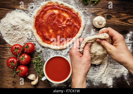 Fresco italiano originale materie preparato per pizza Foto Stock