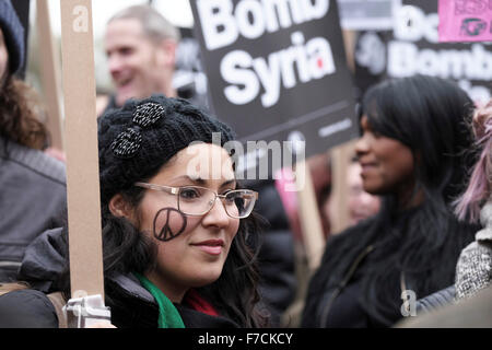 Un dimostratore con un simbolo di pace disegnato sul suo volto tra i manifestanti che si riuniscono di fronte a Downing Street a Londra per protestare Foto Stock