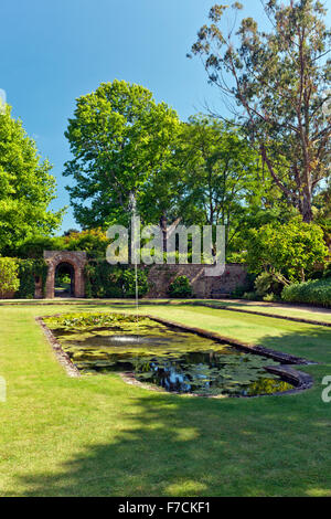 La piscina e la fontana nel giardino privato a Athelhampton House Gardens Dorset, England, Regno Unito Foto Stock