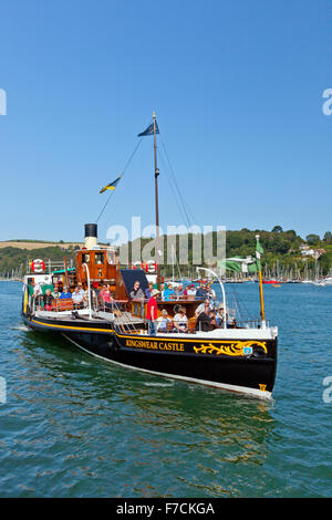 Conservate il battello a vapore "Kingswear Castle' avvicinamento Dartmouth sul fiume Dart, Devon, Inghilterra, Regno Unito Foto Stock