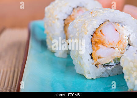 California maki sushi con tempura di gamberi Foto Stock