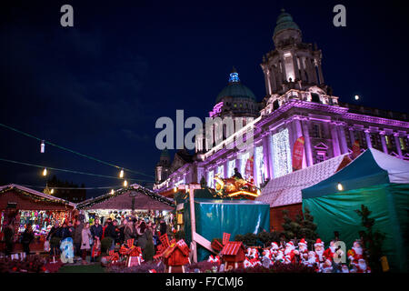 Belfast,UK xx novembre 2015. Mercatino di Natale bancarelle con Santa ornamenti Foto Stock