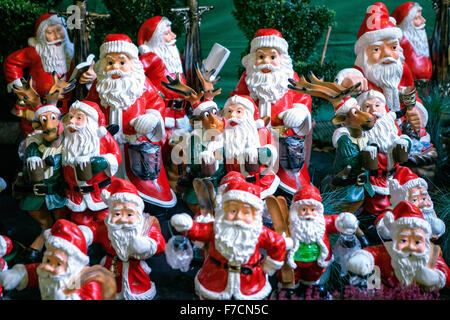 Belfast,UK xx novembre 2015. Santa e ornamenti di renne al mercatino di Natale Foto Stock