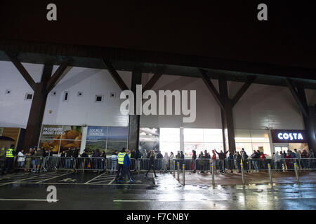 Shoppers coda per venerdì nero delle vendite a Tesco supermercato extra sulla Western Avenue a Cardiff, nel Galles del Sud. Foto Stock