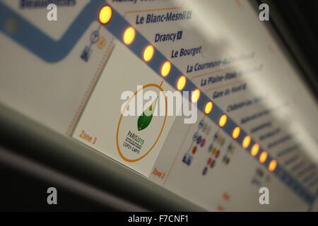 Le Bourget, Parigi, Francia. Il 29 Novembre, 2015. Un segno per la COP21 centro conferenze nel treno suburbano RER B. Credito: David Bertho/Alamy Live News Foto Stock