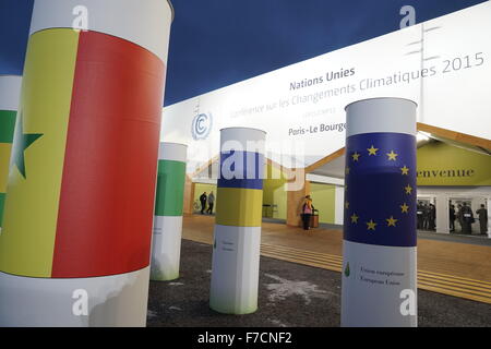 Le Bourget, Parigi, Francia. Il 29 Novembre, 2015. L'ingresso al COP21 centro conferenze con le bandiere di tutti i paesi partecipanti. Credito: David Bertho/Alamy Live News Foto Stock