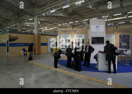 Le Bourget, Parigi, Francia. Il 29 Novembre, 2015. I delegati cinesi in visita il padiglione francese in COP21. Credito: David Bertho/Alamy Live News Foto Stock