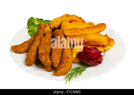 La frittura di pesce con verdure su piastra, isolati su sfondo bianco Foto Stock
