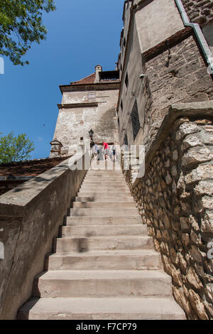 Bran, Romania - Luglio 05, 2015: Stone ripide scale che portano al castello di Dracula Foto Stock