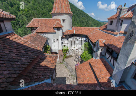 Bran, Romania - Luglio 05, 2015: vista del castello di Dracula in una giornata di sole Foto Stock