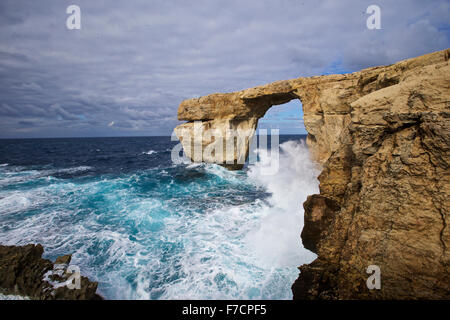 (151129) -- La Valletta, nov. 29, 2015 (Xinhua) -- Foto scattata il 9 novembre 28, 2015, a Gozo, Malta mostra la vista di Azure Window. La finestra Azzurra, Malta il famoso paesaggio naturale, si trova nella sua seconda più grande isola di Gozo. La Finestra Azzurra è uno dei meravigliosi anfratti più fotografati di Malta ed è particolarmente spettacolare durante l'inverno, quando le onde si infrangono alte all'interno dell'arco. Alla fine della scogliera, Azure Window è un gigante la porta attraverso la quale si può ammirare la distesa di acqua al di là della scogliera. Il mare intorno è molto profondo e di un blu scuro tinta, il che spiega il motivo per cui è chiamato il Az Foto Stock