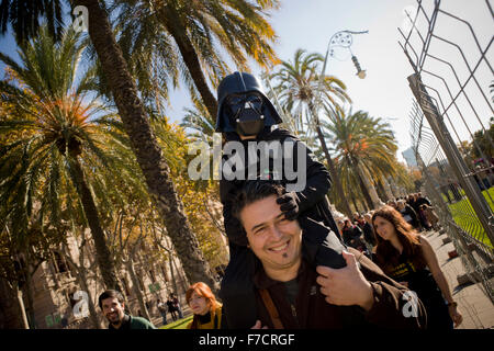 Barcellona, Spagna. 29 Nov, 2015. Un giovane Darth Vader è visto a Barcellona, Spagna durante un incontro di fan di Star Wars Il 29 novembre 2015. Il 18 Dicembre in tutto il mondo premiere del film la forza risveglia, episodio VII. Credito: Jordi Boixareu/Alamy Live News Foto Stock