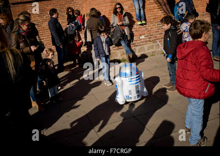 Barcellona, Spagna. 29 Nov, 2015. R2-D2 carattere da film della serie Star Wars è visto a Barcellona, Spagna durante un incontro di fan di Star Wars Il 29 novembre 2015. Il 18 Dicembre in tutto il mondo premiere del film la forza risveglia, episodio VII. Credito: Jordi Boixareu/Alamy Live News Foto Stock