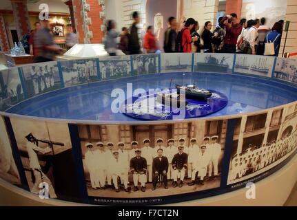 Xiamen, cinese della provincia del Fujian. 26 Nov, 2015. La gente di visitare una mostra in Kah Kee Arts Center di Xiamen, a sud-est della Cina di provincia del Fujian, nov. 26, 2015. Il governo locale di Xiamen terrà diversi eventi per girare la città in un vogue metropolitan. © Wang Song/Xinhua/Alamy Live News Foto Stock