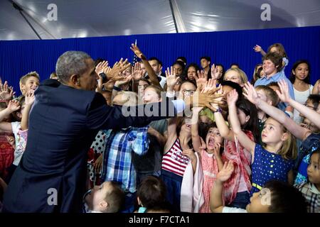 Stati Uniti Il presidente Barack Obama saluta i bambini durante un U.S. Embassy incontrare e salutare in seguito al Vertice APEC riunione Novembre 20, 2015 a Manila nelle Filippine. Foto Stock