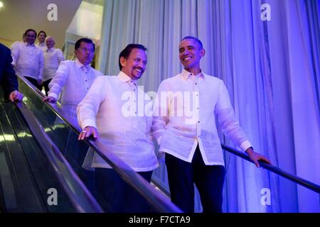 Indossando il tradizionale Barong Tagalog camicie, U.S. Il presidente Barack Obama parla con il Sultano Hassanal Bolkiah del Brunei Darussalam come prendere le scale per la cena APEC Novembre 18, 2015 in Pasay, Metro Manila, Filippine. Foto Stock