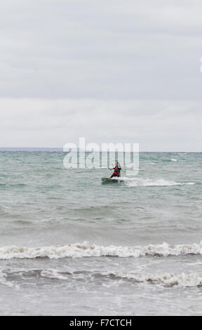 Giovane donna kite surf sul mare. Foto Stock