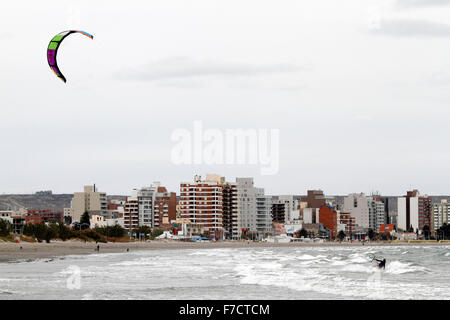 Giovane donna kite surf sul mare. Foto Stock