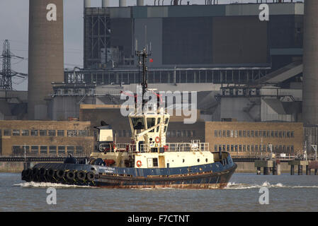 Il rimorchiatore Svitzer Cecilia passa Tilbury B stazione di potenza come lei cuoce a vapore più a monte lungo il fiume Tamigi. Foto Stock