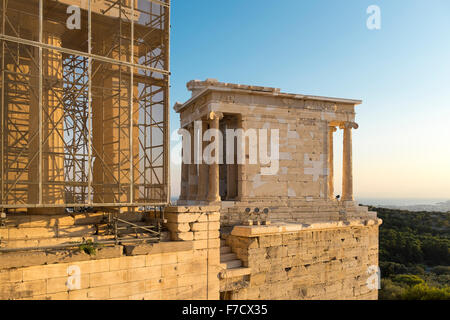 Tempio di Atena Nike sulla sommità dell'Acropoli di Atene durante le ore d'oro Foto Stock