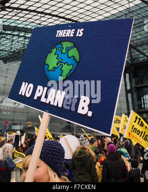 Berlino, Germania. 29 Nov, 2015. Un dimostrante porta un cartello che recita "non vi è alcun pianeta B.' durante il clima globale Marzo a Berlino, Germania, 29 novembre 2015. La conferenza delle Nazioni Unite sul cambiamento climatico si terrà a Parigi, Francia, dal 30 novembre al 11 dicembre 2015. Foto: GREGOR FISCHER/dpa/Alamy Live News Foto Stock