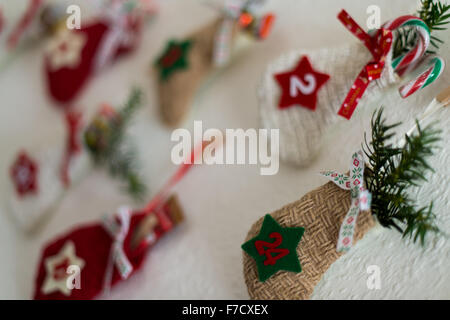 Juelich, Germania. 29 Nov, 2015. Un self-made calendario dell'Avvento con buste riempite raffigurato su una parete in Juelich, Germania, 29 novembre 2015. Foto: Monika Skolimowska/dpa/Alamy Live News Foto Stock