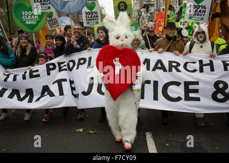 Londra, Regno Unito. Domenica 29 novembre 2015. I popoli marzo per il clima di giustizia e di posti di lavoro la dimostrazione. I dimostranti si sono riuniti nella loro decine di migliaia di persone per protestare contro tutti i tipi di questioni ambientali come fracking, aria pulita, e le energie alternative, prima di grandi cambiamenti climatici colloqui. Foto Stock