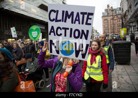 Londra, Regno Unito. Domenica 29 novembre 2015. I popoli marzo per il clima di giustizia e di posti di lavoro la dimostrazione. I dimostranti si sono riuniti nella loro decine di migliaia di persone per protestare contro tutti i tipi di questioni ambientali come fracking, aria pulita, e le energie alternative, prima di grandi cambiamenti climatici colloqui. Foto Stock