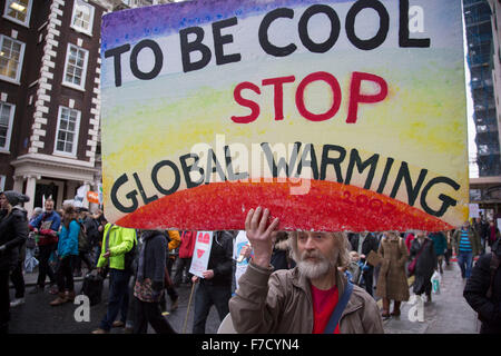 Londra, Regno Unito. Domenica 29 novembre 2015. I popoli marzo per il clima di giustizia e di posti di lavoro la dimostrazione. I dimostranti si sono riuniti nella loro decine di migliaia di persone per protestare contro tutti i tipi di questioni ambientali come fracking, aria pulita, e le energie alternative, prima di grandi cambiamenti climatici colloqui. Foto Stock