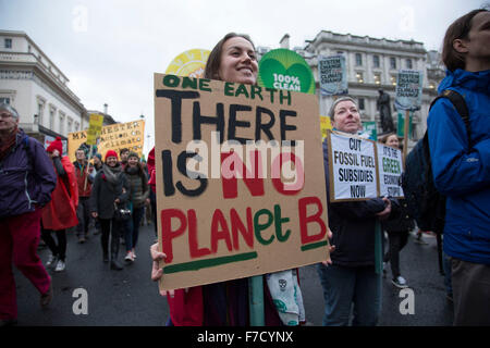 Londra, Regno Unito. Domenica 29 novembre 2015. I popoli marzo per il clima di giustizia e di posti di lavoro la dimostrazione. I dimostranti si sono riuniti nella loro decine di migliaia di persone per protestare contro tutti i tipi di questioni ambientali come fracking, aria pulita, e le energie alternative, prima di grandi cambiamenti climatici colloqui. Foto Stock