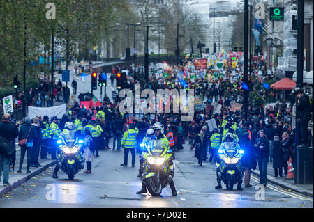 Londra, Regno Unito. Il 29 novembre 2015. Avanti di domani è Parigi negoziati sul clima, migliaia e migliaia di persone, gestito da poliziotti di motociclette, prendere parte alla gente il clima di marzo, uno di molti di tali marche si svolge nelle principali città del mondo, che chiedono che i governi stanno prendendo provvedimenti contro il cambiamento climatico. Il mese di marzo ha seguito un percorso attraverso la capitale da Park Lane a Millbank. Credito: Stephen Chung / Alamy Live News Foto Stock