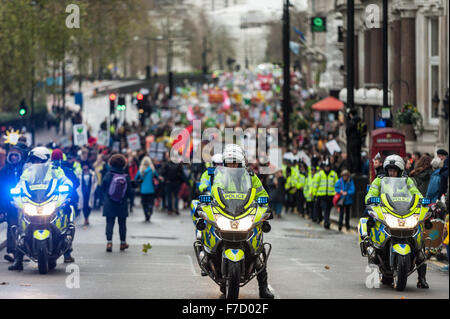 Londra, Regno Unito. Il 29 novembre 2015. Avanti di domani è Parigi negoziati sul clima, migliaia e migliaia di persone, gestito da poliziotti di motociclette, prendere parte alla gente il clima di marzo, uno di molti di tali marche si svolge nelle principali città del mondo, che chiedono che i governi stanno prendendo provvedimenti contro il cambiamento climatico. Il mese di marzo ha seguito un percorso attraverso la capitale da Park Lane a Millbank. Credito: Stephen Chung / Alamy Live News Foto Stock