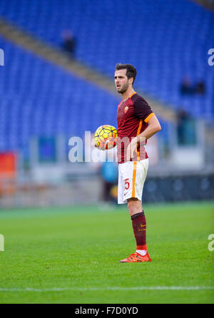 Roma, Italia. 29 Nov, 2015. Miralem Pjianic durante il campionato italiano di una partita di calcio A.S. Roma vs A.C. Atalanta nello Stadio Olimpico di Roma, il 29 novembre 2015. Credito: Silvia Lore'/Alamy Live News Foto Stock