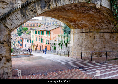 Via dell'Acquedotto di perugia umbria italia, le fasi che conducono giù dall'acquedotto medievale Foto Stock