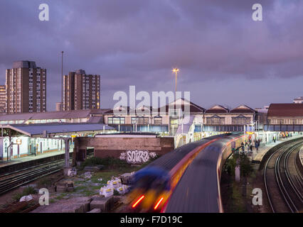 Clapham Junction stazione ferroviaria al crepuscolo Foto Stock