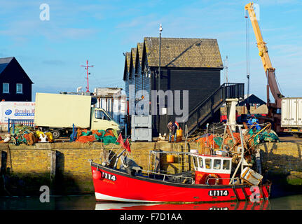 Barca da pesca nel porto di whitstable kent, England Regno Unito Foto Stock