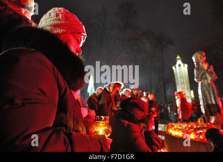 Kiev, Ucraina. 28 Nov, 2015. Gli ucraini assistere ad una cerimonia commemorativa vicino a un monumento alle vittime della grande carestia.ucraini accendono le candele per contrassegnare un giorno della memoria per le vittime del Holodomor nel 1932-1933. Il Holodomor era un uomo fatto carestia provocata dal dittatore sovietico Josef Stalin. Il risultato fu la morte di più di cinque milioni di Ucraini. © Vasyl Shevchenko/Pacific Press/Alamy Live News Foto Stock