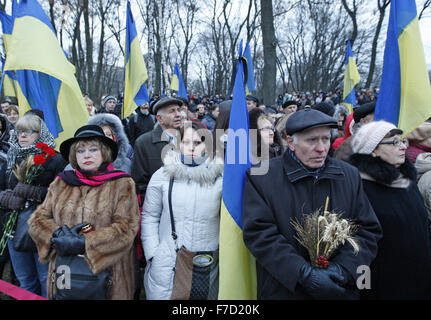 Kiev, Ucraina. 28 Nov, 2015. Gli ucraini assistere ad una cerimonia commemorativa vicino a un monumento alle vittime della grande carestia. Gli ucraini accendono le candele per contrassegnare un giorno della memoria per le vittime del Holodomor nel 1932-1933. Il Holodomor era un uomo fatto carestia provocata dal dittatore sovietico Josef Stalin. Il risultato fu la morte di più di cinque milioni di Ucraini. © Vasyl Shevchenko/Pacific Press/Alamy Live News Foto Stock