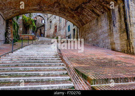 Via dell'Acquedotto di perugia umbria italia, le fasi che conducono dall'acquedotto medievale. Foto Stock