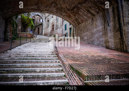 Via dell'Acquedotto di perugia umbria italia, le fasi che conducono dall'acquedotto medievale. Foto Stock