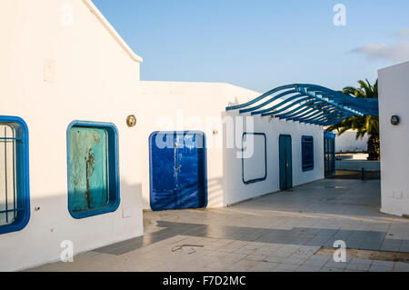 Abbandonato shopping centre in Costa Teguise, Lanzarote. Foto Stock