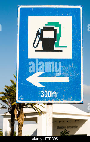 Segno dirigere gli automobilisti con l' approssimazione di riempimento benzina stazione di carburante Foto Stock