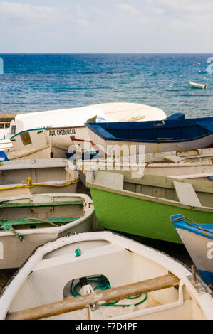 Piccole barche a remi accanto al mare Foto Stock