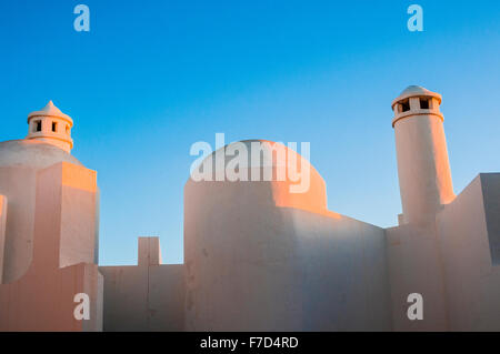 Golden Sunset colpendo il tetto di un islamico edificio di stile Foto Stock