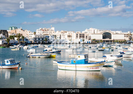 Le barche nel porto di Arrecife, Lanzarote, Isole Canarie. Foto Stock