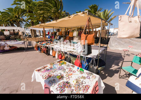 Borsette, gioielli e oggetti di pelle prodotti in vendita tra cui falsi in una fase di stallo nel mercato di domenica nella città di Lanzarote di Teguise Foto Stock