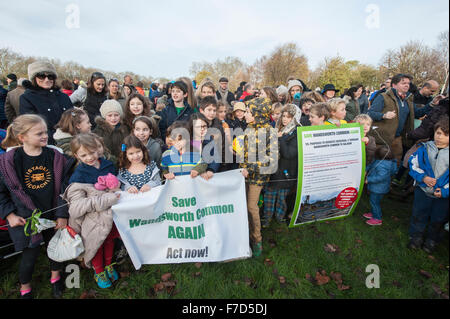 Una protesta contro la proposta di costruzione di una storia di due grandi casa di testa e albero su Wandwsorth comune per Crossrail 2 Foto Stock